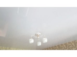 Монтаж потолка в гостиной 13 м2 с использованием пленки VIPCEILING серии MONLANGE L9001 (3.25)