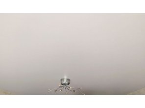 Монтаж потолка в спальне 17 м2 с использованием пленки VIPCEILING серии MONLANGE M9001 (3.25)