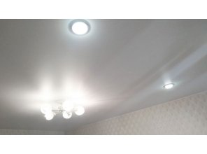 Монтаж потолка в гостиной 12 м2 с использованием пленки VIPCEILING серии MONLANGE M9001 (3.25)