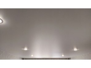 Монтаж потолка в гостиной 17 м2 с использованием пленки VIPCEILING серии MONLANGE M9001 (3.25)