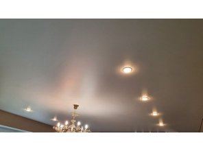 Монтаж потолка в деревянном доме 28 м2 с использованием пленки VIPCEILING серии MONLANGE M9001 (4.90)