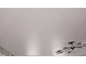 Монтаж потолка в гостиной 18 м2 с использованием пленки VIPCEILING серии MONLANGE M9001 (3.25)