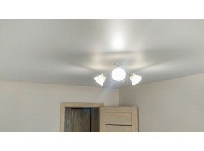 Монтаж потолка в спальне 10 м2 с использованием пленки VIPCEILING серии MONLANGE M9001 (3.25)