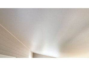 Монтаж потолка в деревянном доме 15 м2 с использованием пленки VIPCEILING серии MONLANGE S9020 (3.50)