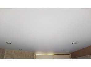 Монтаж потолка в спальне 11 м2 с использованием пленки VIPCEILING серии MONLANGE M9001 (3.25)