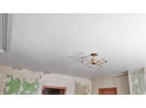 Монтаж потолка в гостиной 17 м2 с использованием пленки VIPCEILING серии MONLANGE S9020 (3.80)