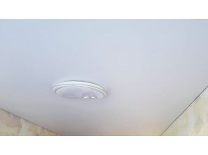 Монтаж потолка в спальне 13 м2 с использованием пленки VIPCEILING серии MONLANGE M9001 (3.25)