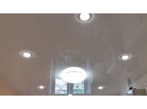 Монтаж потолка на кухне 10 м2 с использованием пленки VIPCEILING серии MONLANGE L9001 (2.60)