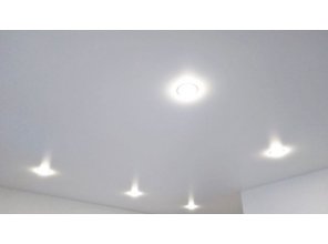 Монтаж потолка в спальне 16 м2 с использованием пленки VIPCEILING серии MONLANGE M9001 (4.35)