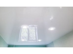 Монтаж потолка в спальне 10 м2 с использованием пленки VIPCEILING серии MONLANGE L9001 (2.60)