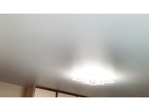 Монтаж потолка в гостиной 17 м2 с использованием пленки VIPCEILING серии MONLANGE M9001 (4.00)