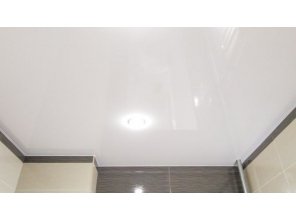 Монтаж потолка в ванной 5 м2 с использованием пленки VIPCEILING серии MONLANGE L9001 (2.15)