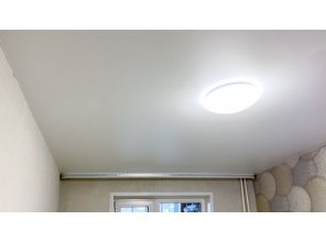 Монтаж потолка в спальне 11 м2 с использованием пленки VIPCEILING серии MONLANGE M9001 (3.25)