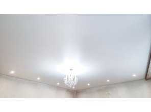 Монтаж потолка для зала 27 м2 с использованием пленки VIPCEILING серии MONLANGE M9001 (5.45)