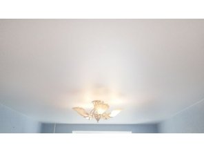 Монтаж потолка в гостиной 16 м2 с использованием пленки VIPCEILING серии MONLANGE M9001 (3.25)