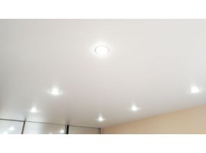 Монтаж потолка в спальне 13 м2 с использованием пленки VIPCEILING серии MONLANGE M9001 (3.25)