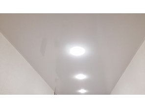 Монтаж потолка в прихожей 5 м2 с использованием пленки VIPCEILING серии MONLANGE L9001 (2.15)