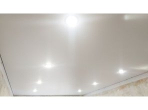 Монтаж потолка в гостиной 17 м2 с использованием пленки VIPCEILING серии MONLANGE M9001 (3.25)