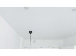 Монтаж потолка на кухне 16 м2 с использованием пленки VIPCEILING серии MONLANGE M9001 (3.25)