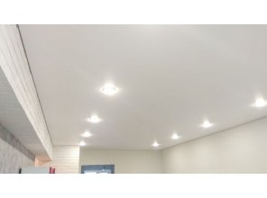 Монтаж потолка в гостиной 18 м2 с использованием пленки VIPCEILING серии MONLANGE M9001 (3.25)
