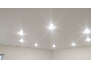 Монтаж потолка в спальне 24 м2 с использованием пленки VIPCEILING серии MONLANGE M9001 (4.90)