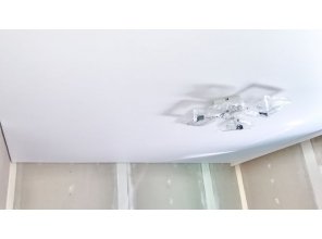 Монтаж потолка в спальне 11 м2 с использованием пленки VIPCEILING серии MONLANGE M9001 (2.60)