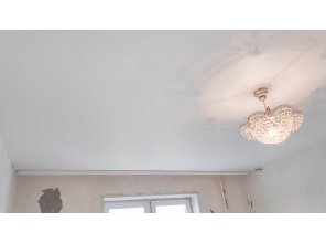 Монтаж потолка в спальне 14 м2 с использованием пленки VIPCEILING серии MONLANGE M9001 (3.50)