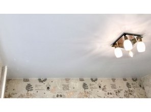 Монтаж потолка на кухне 9 м2 с использованием пленки VIPCEILING серии MONLANGE M9001 (3.25)