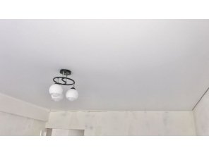 Монтаж потолка в спальне 12 м2 с использованием пленки VIPCEILING серии MONLANGE M9001 (2.60)