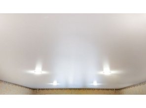 Монтаж потолка в гостиной 17 м2 с использованием пленки VIPCEILING серии MONLANGE S9020 (3.25)