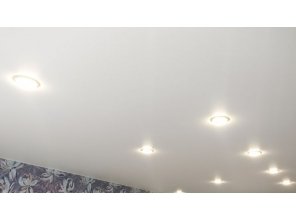 Монтаж потолка в гостиной 17 м2 с использованием пленки VIPCEILING серии MONLANGE M9001 (3.25)