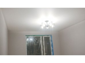 Монтаж потолка в спальне 16 м2 с использованием пленки VIPCEILING серии MONLANGE M9001 (3.25)