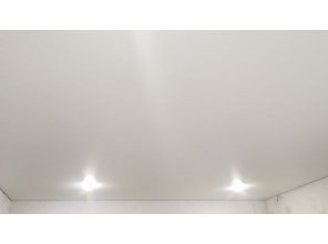 Монтаж потолка в спальне 11 м2 с использованием пленки VIPCEILING серии MONLANGE M9001 (3.25)