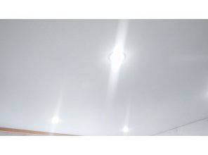 Монтаж потолка в спальне 11 м2 с использованием пленки VIPCEILING серии MONLANGE M9001 (3.25)