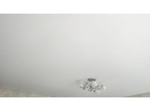 Монтаж потолка в спальне 11 м2 с использованием пленки VIPCEILING серии MONLANGE M9001 (3.25)