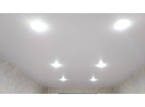 Монтаж потолка в гостиной 14 м2 с использованием пленки VIPCEILING серии MONLANGE S9020 (3.25)