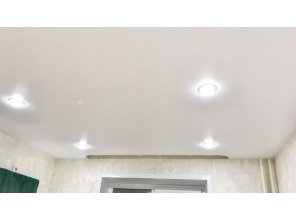 Монтаж потолка на кухне 9 м2 с использованием пленки VIPCEILING серии MONLANGE M9001 (3.25)