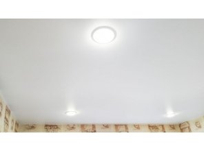 Монтаж потолка на кухне 7 м2 с использованием пленки VIPCEILING серии MONLANGE M9001 (2.60)