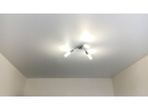 Монтаж потолка в спальне 13 м2 с использованием пленки VIPCEILING серии MONLANGE M9001 (2.60)