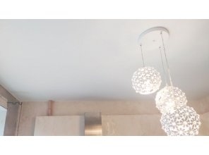 Монтаж потолка на кухне 7 м2 с использованием пленки VIPCEILING серии MONLANGE M9001 (3.25)