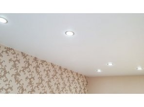 Монтаж потолка в гостиной 18 м2 с использованием пленки VIPCEILING серии MONLANGE S9020 (3.50)