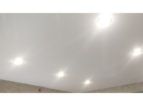 Монтаж потолка на кухне 15 м2 с использованием пленки VIPCEILING серии MONLANGE M9001 (3.25)