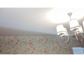 Монтаж потолка в гостиной 20 м2 с использованием пленки VIPCEILING серии MONLANGE M9001 (3.50)