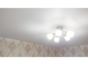 Монтаж потолка в спальне 13 м2 с использованием пленки VIPCEILING серии MONLANGE M9001 (3.25)