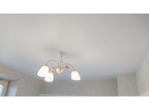 Монтаж потолка на кухне 7 м2 с использованием пленки VIPCEILING серии MONLANGE M9001 (2.60)