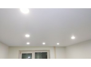 Монтаж потолка в гостиной 22 м2 с использованием пленки VIPCEILING серии MONLANGE M9001 (3.50)