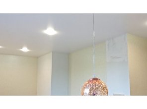 Монтаж потолка на кухне 10 м2 с использованием пленки VIPCEILING серии MONLANGE S9020 (3.25)