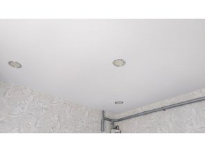Монтаж потолка на кухне 8 м2 с использованием пленки VIPCEILING серии MONLANGE M9001 (3.25)