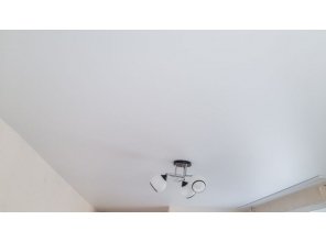 Монтаж потолка в спальне 15 м2 с использованием пленки VIPCEILING серии MONLANGE M9001 (2.60)