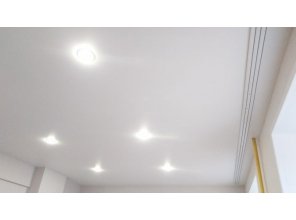 Монтаж потолка в гостиной 19 м2 с использованием пленки VIPCEILING серии MONLANGE M9001 (3.80)